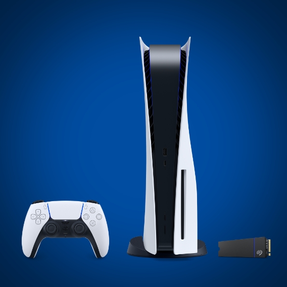 白色的 PlayStation® 系统和控制器，旁边是黑色的 Seagate Game Drive PS5™ NVMe SSD，均以深蓝色为背景。