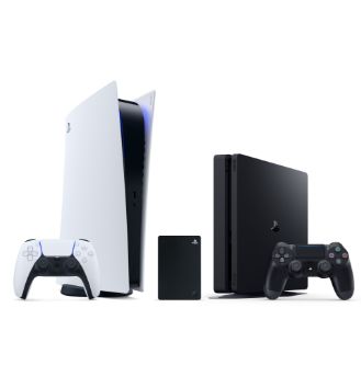 白色 PS5™ 游戏机和控制器以及黑色 PS4® 系统和控制器位于黑色 Seagate PlayStation® 外置硬盘的两侧。