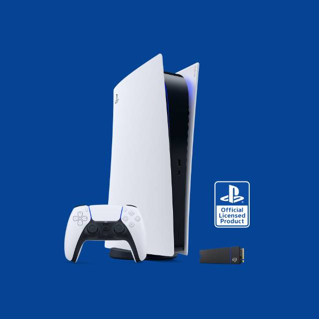 一个白色的 PlayStation® 系统和控制器，旁边是黑色的 Seagate Game Drive PS5™ NVMe SSD，PlayStation® 标识上写着“官方授权产品”。