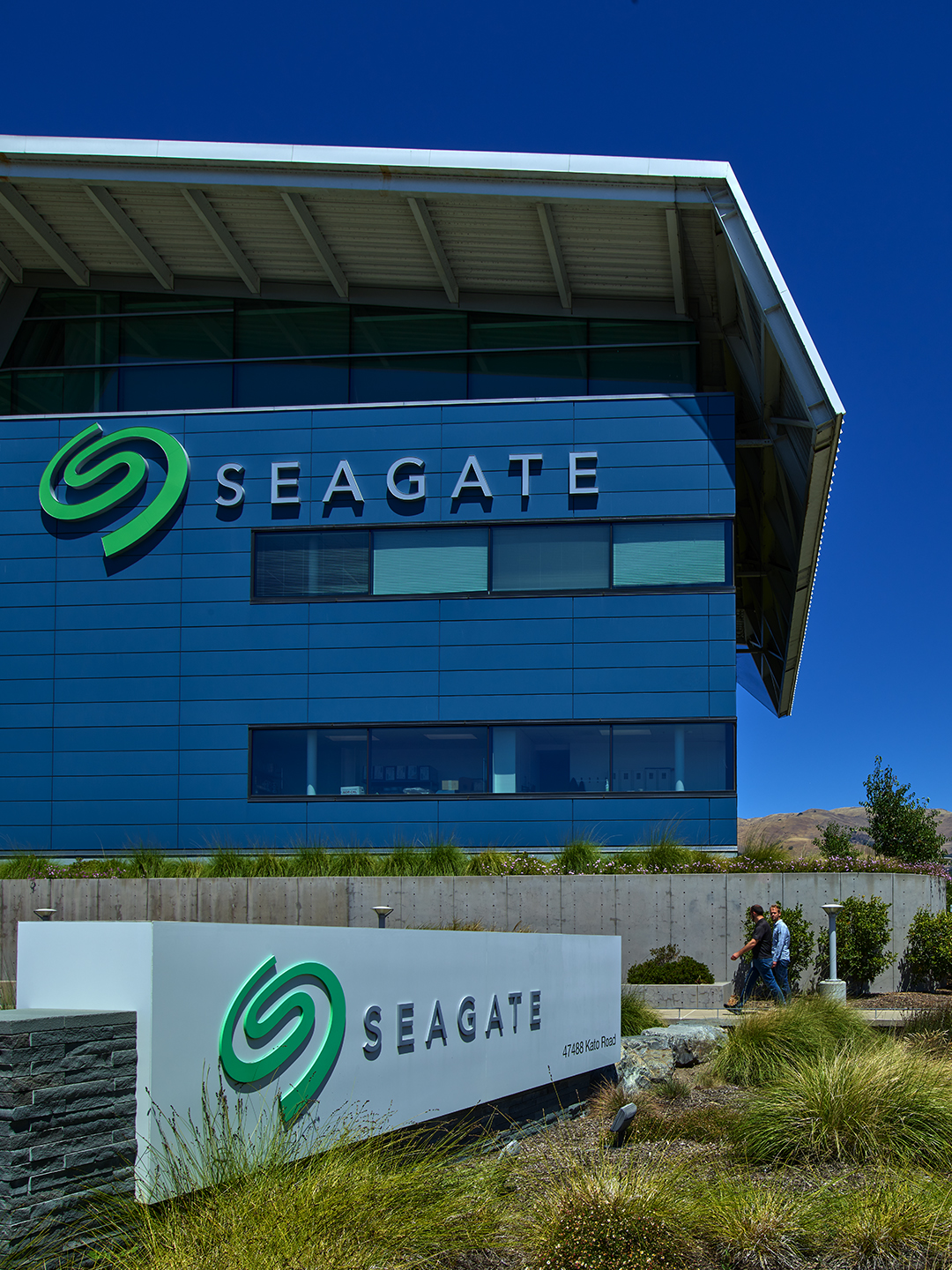 Seagate 公司大楼的外观，其建筑和标牌上展示有公司徽标。
